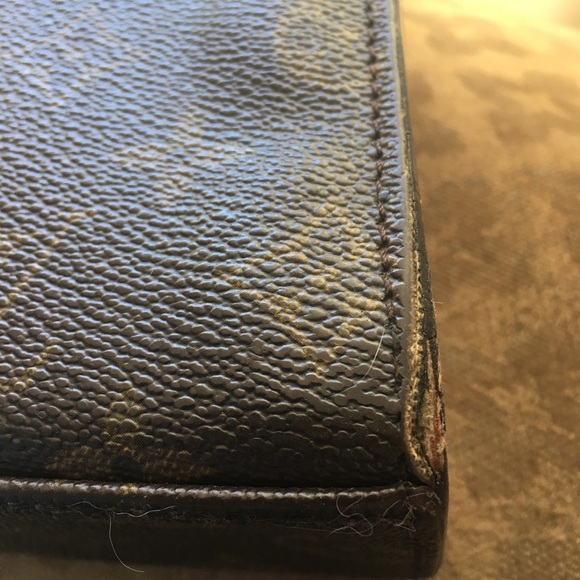 Authentic Louis Vuitton classic purse - Picture 7 of 7